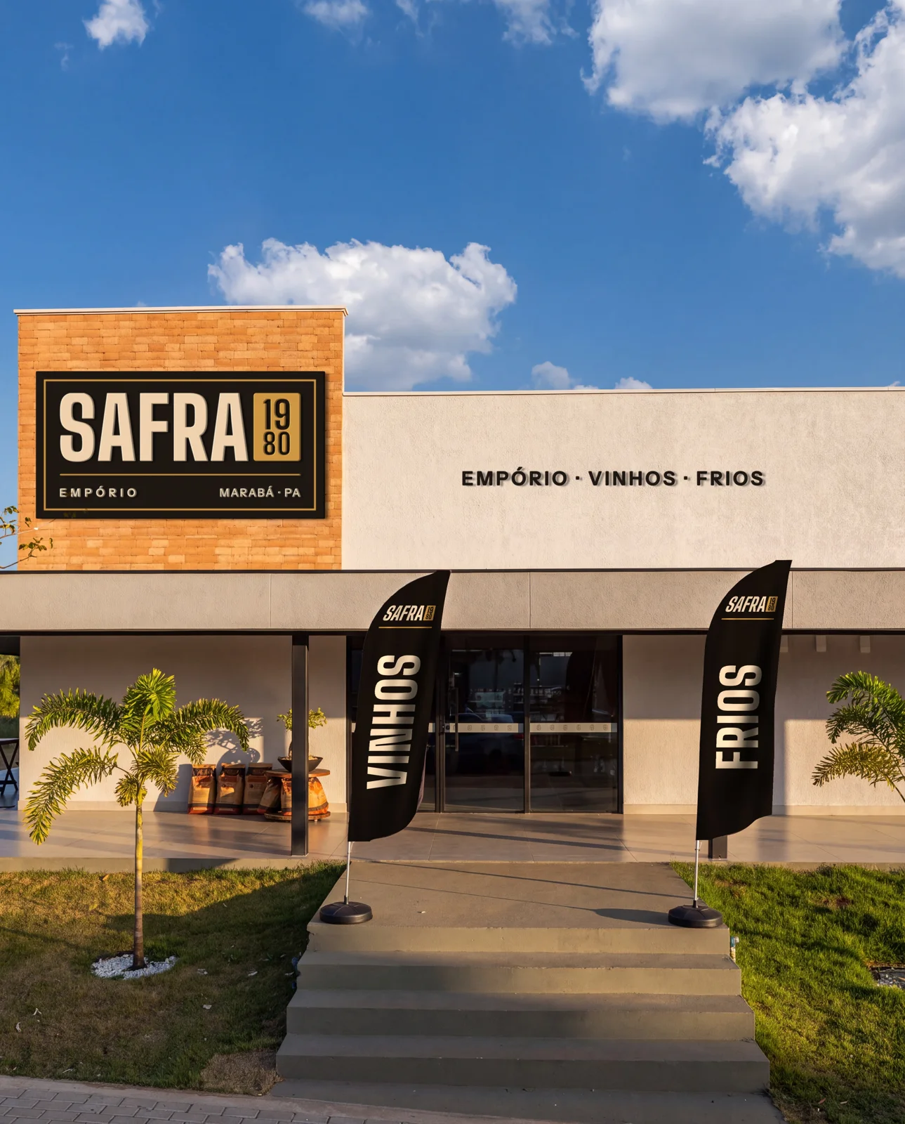 Fachada da Safra 1980 no tijolo, com a logo numa placa escura de filete dourado
